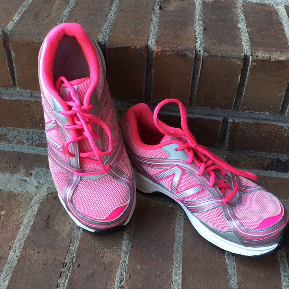 New Balance 636 Susan G. Koman tennis shoes